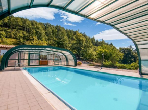 Agriturismo in the Appenines with covered swimming pool and bubble bath